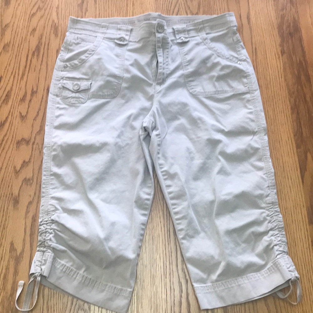 KHAKI CAPRIS